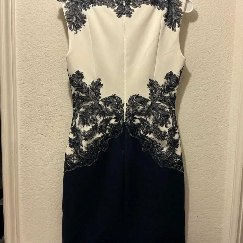 TADASHI SHOJI FEATHER APPLIQUÉ ROYAL NAVY/WHITE SHEATH DRESS size M - Picture 8 of 11
